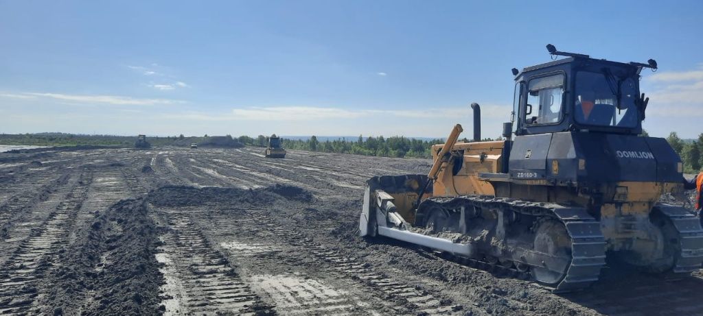 Начало проекта: выравнивание основания под гребень золошлаковыми материалами с самого золоотвала 