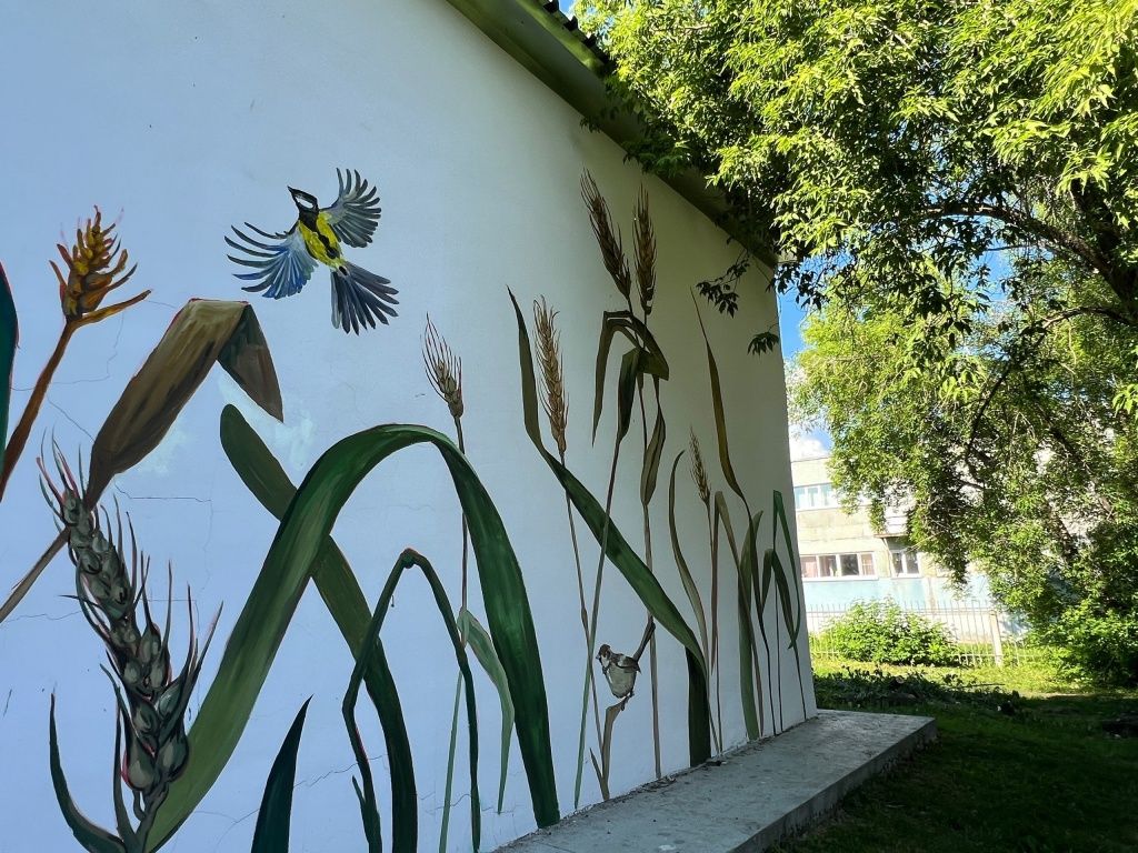 Мурал хорошо вписался в окружающий ЦТП природный ландшафт 