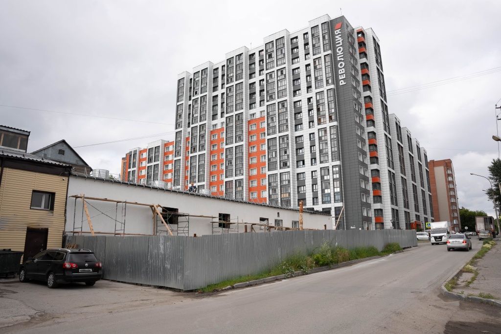 Сейчас подрядная организация ведет ремонт здания ЦТП на улице Ленинградской, к которому подключены 100 объектов, в том числе 33 жилых дома. Здание построили в 1987 году