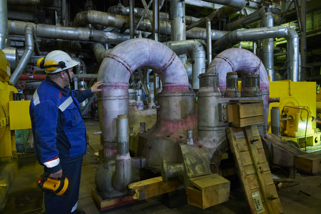 Начальник турбинного цеха Дмитрий Пшеничников проверяет нижнюю часть цилиндра высокого давления на микродефекты