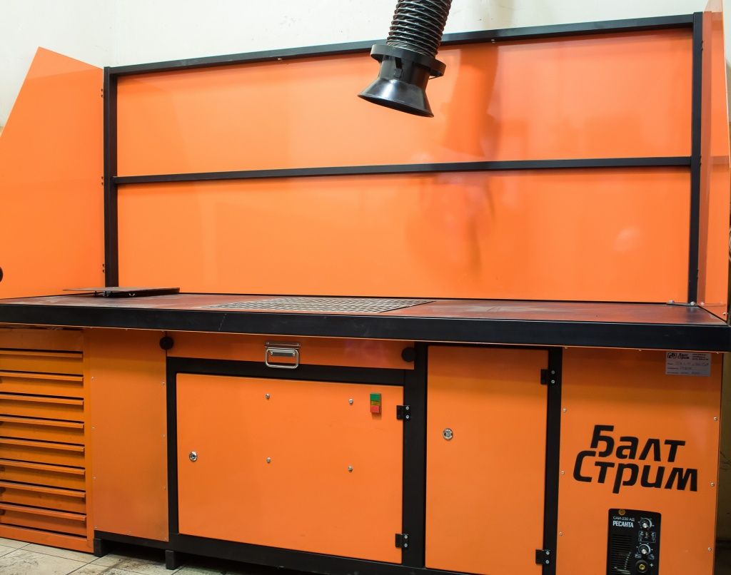 За столом для сварки должны работать только обученные специалисты