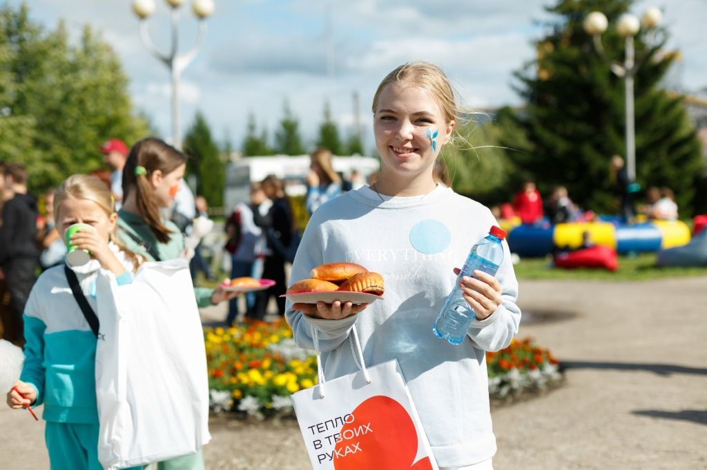 Столовая Назаровской ГРЭС угощала гостей праздника вкусными пирожками и пирожными 