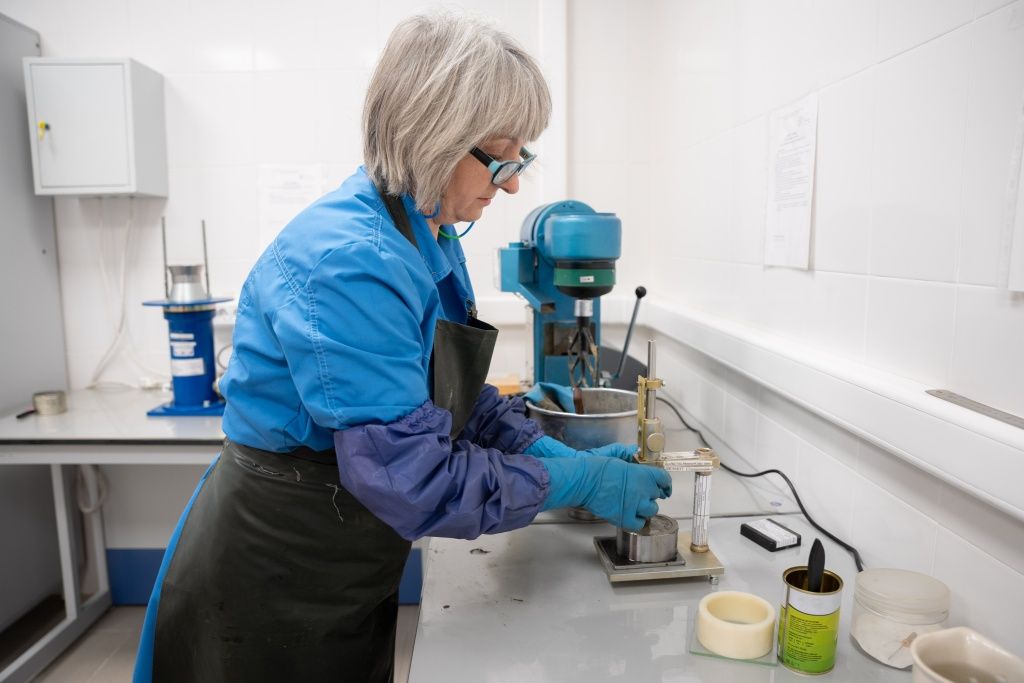 Елена Хомиченко фиксирует сроки схватывания теста