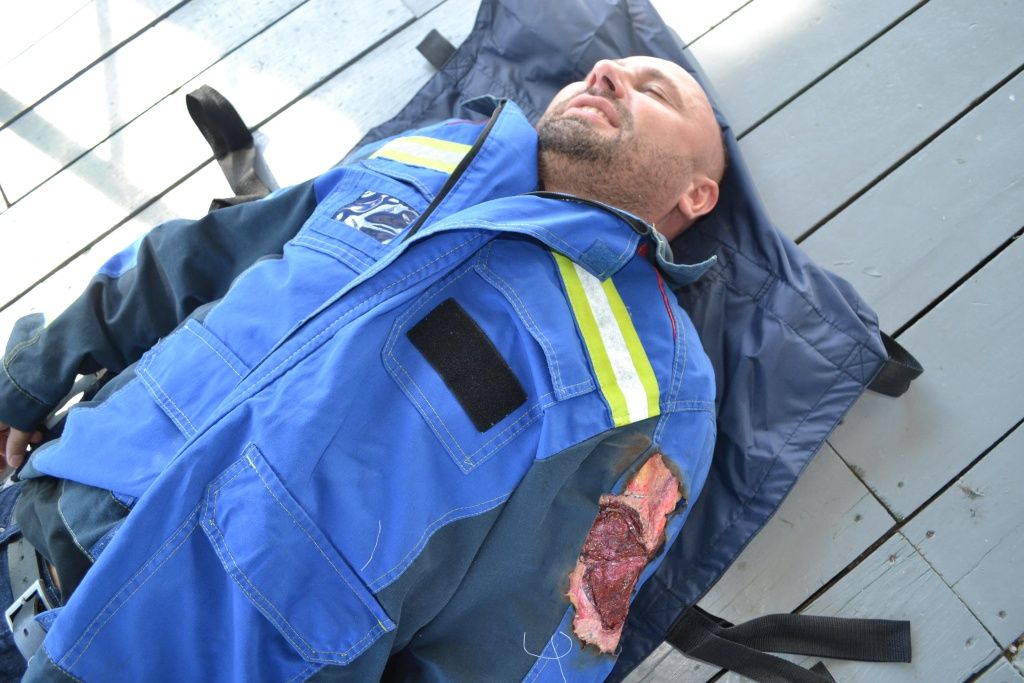 Блестяще с ролью пострадавшего справился менеджер проекта дирекции по производственной безопасности СГК Константин Грицаенко