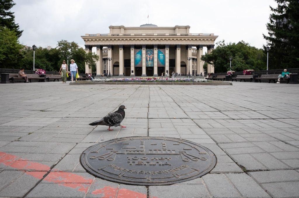 Чтобы надолго сохранить память о 100-летии с начала работы в городе ТЭЦ, теплоэнергетики СГК установили пять юбилейных люков. Они размещены в местах прокладки первых теплосетей. Под ними нет тепловых камер, поэтому они абсолютно безопасны