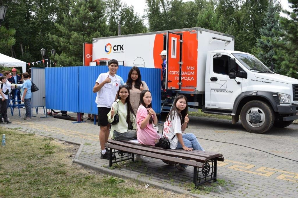 Мобильные автомастерские всегда вызывают интерес у горожан самого разного возраста