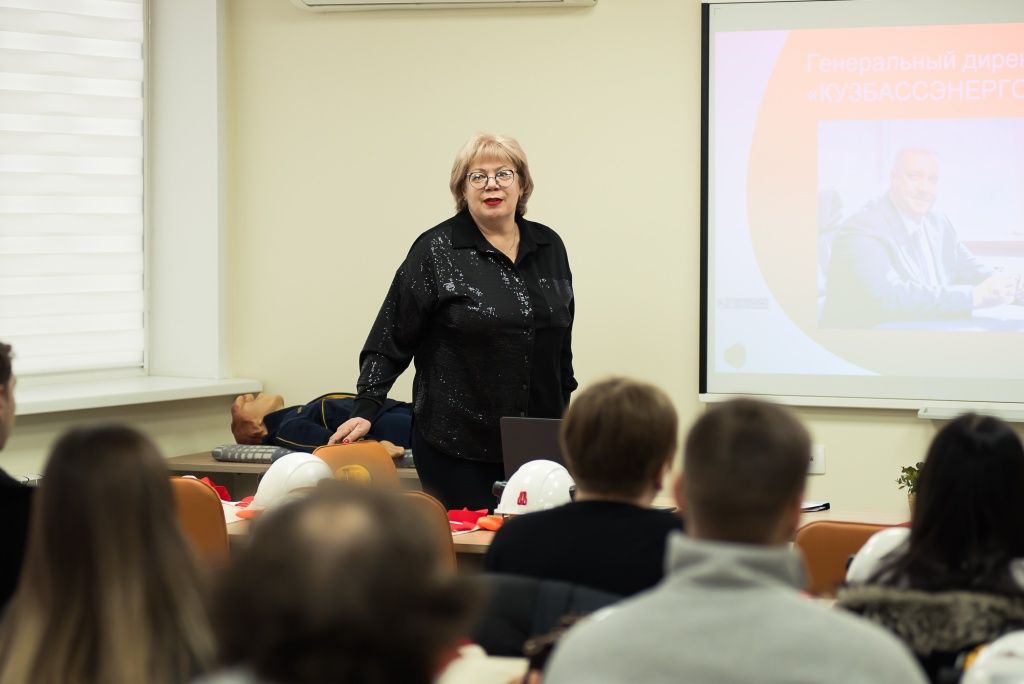О проекте и работе в большой энергетике студентам, побывавшим на Ново-Кемеровской ТЭЦ, рассказала начальник отдела по подбору, оценке, развитию персонала АО &laquo;Кузбассэнерго&raquo; Елена Солонко