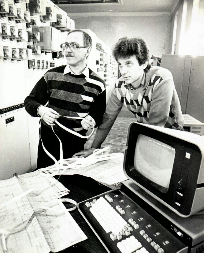 Владимир Лахтионов (слева) и Юрий Шейбак на главном щите управления Ново-Кемеровской ТЭЦ, 1987 год