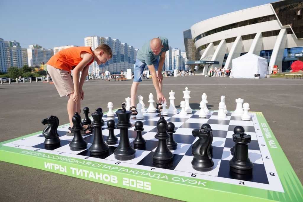 Под открытым небом разместилось множество локаций для взрослых и детей. Любой желающий мог сыграть в гигантские шахматы или, например, проверить свою меткость в дартсе и футболе