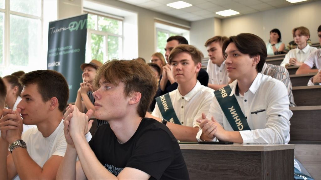 В начале будущего: в бийском Центре талантов Фонда Мельниченко состоялся выпуск воспитанников