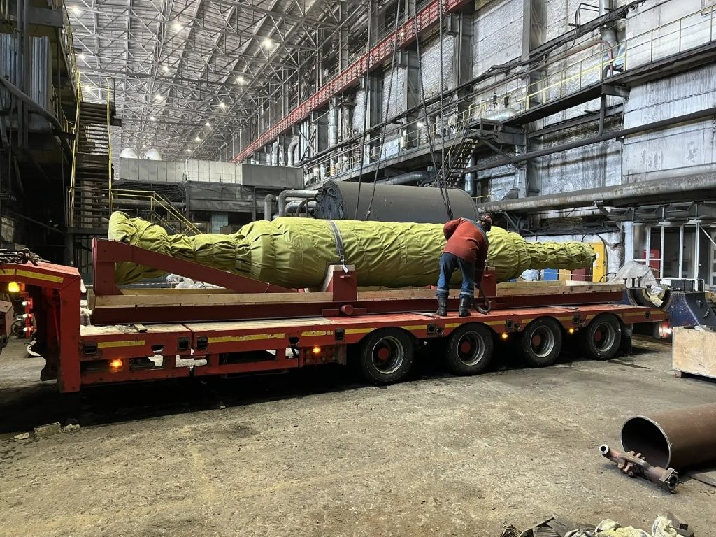 Ротор генератора ТГ-3 погружен на автотрал для транспортировки на завод «Элсиб» Ротор генератора ТГ-3 погружен на автотрал для транспортировки на завод «Элсиб»