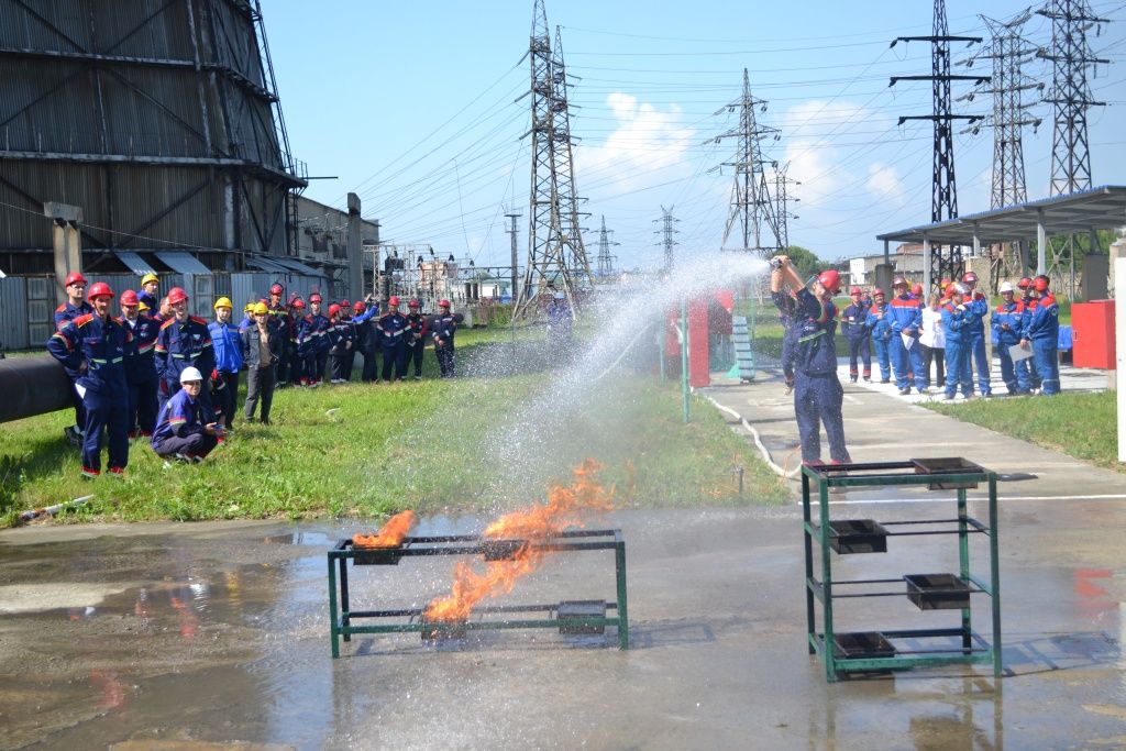 Условное возгорание кабельной линии, находящейся под напряжением, участники соревнований ликвидировали распылённой струёй