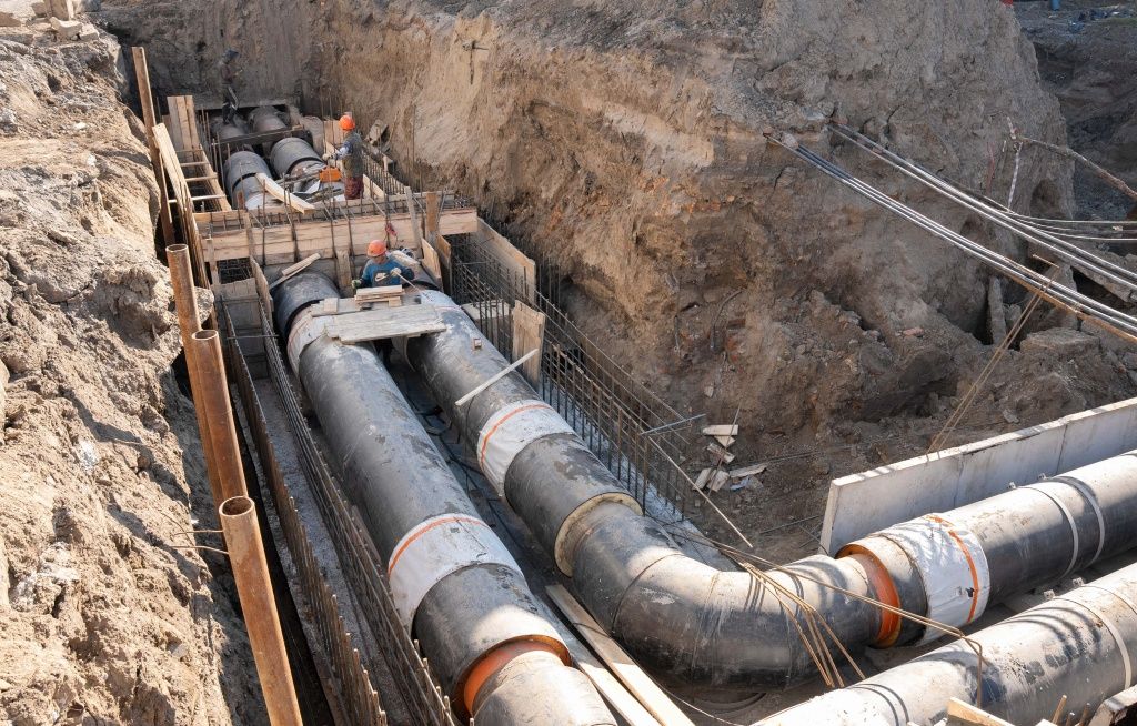 Один из самых сложных участков &mdash; улица Планировочная. Здесь меняют 558 м коммуникаций в однотрубном исчислении диаметром 500 мм и 700 мм