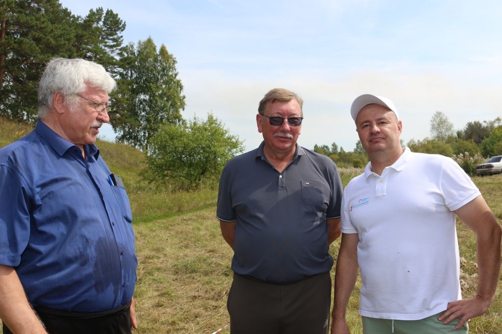 Председатель профсоюзной организации Назаровской ГРЭС Николай Куклин, главный судья Владимир Ковалев и Роман Ягупов