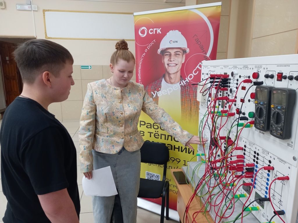 В Алтайском государственном колледже на площадке СГК абитуриенты с интересом познакомились со специальным стендом для тренировок электротехнического персонала