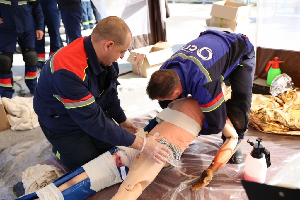 Условные данные: взрыв баллона со сжатым воздухом и разлетом осколков, оценить состояние пострадавшего, оказать помощь