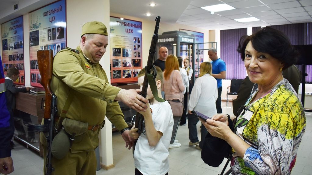 Все участники музейной экскурсии получили возможность ознакомиться с оружием Великой Отечественной войны