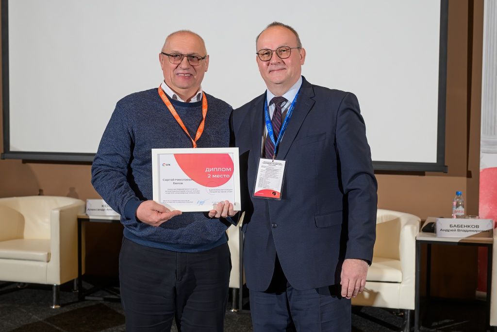 Начальник участка эксплуатации тепловых сетей Новосибирской теплосетевой компании Сергей Белов и генеральный директор &laquo;СГК-Новосибирск&raquo; Дмитрий Перязев