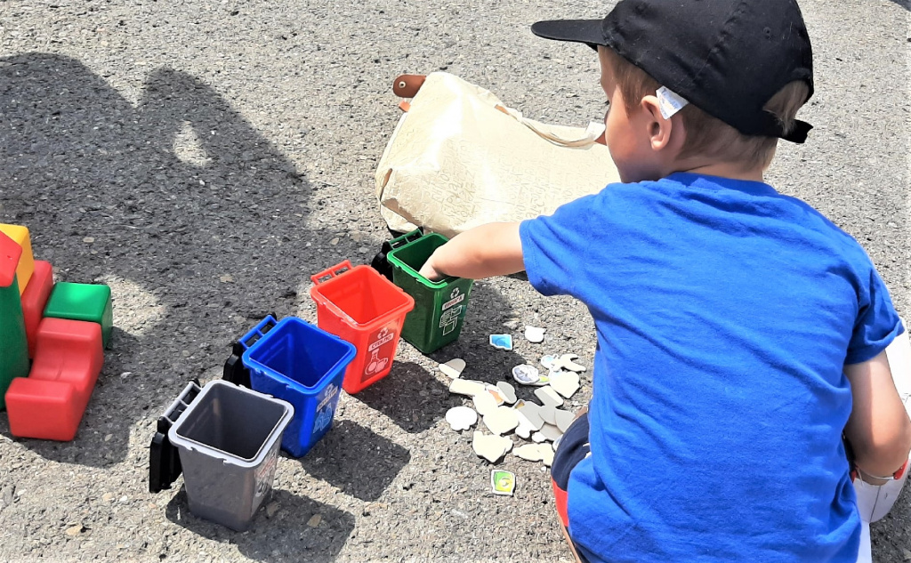 Обучение детей раздельному сбору отходов — одно из направлений проекта «ЭКОкопилка»