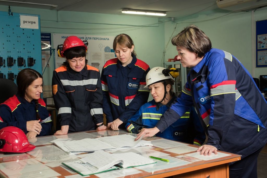 Инна Смагина с коллегами. На фото &mdash; представители одной из четырёх дежурных смен цеха. Коллектив в цехе дружный, общий язык удается найти всегда