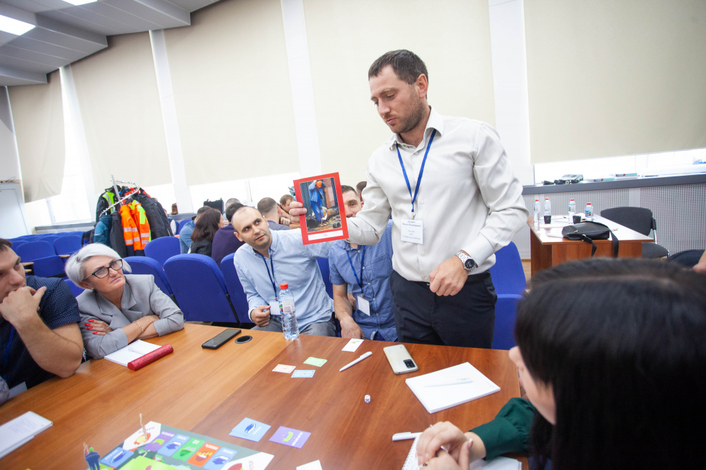 К безопасному производству — через новый инструмент: энергетики Красноярского филиала СГК разобрали вопросы охраны труда за настольной игрой