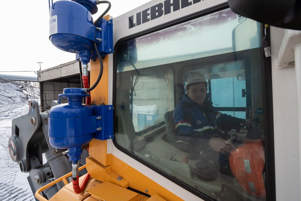 Баки с огнетушащим порошком на борту техники