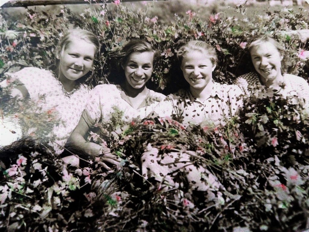 Нина Ульянова в юности (вторая справа)