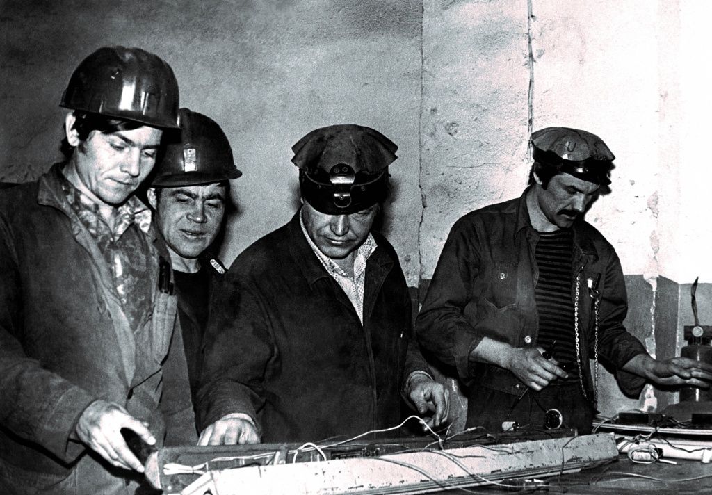 Станцию всегда отличал дружный коллектив. Сотрудники Ново-Кемеровской ТЭЦ за монтажным столом