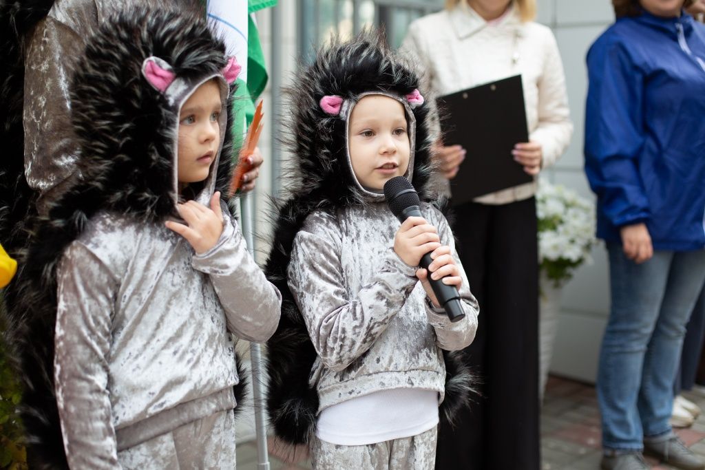 Ежата на детском празднике читали стихи о природе 