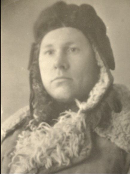 Антон Аверьянович &mdash; танкист, механик-водитель. Служил в бронетанковых войсках с 1938 по 1945 гг., участник походов по освобождению Западной Украины, Западной Белоруссии, войны с Финляндией, Великой Отечественной войны. Встретил Великую Отечественную войну в районе Бреста. Был дважды ранен. Участвовал в штурме Берлина. Окончил войну в Праге. На фотографии 28.01.1945 в г. Горький во время получения танков для фронта