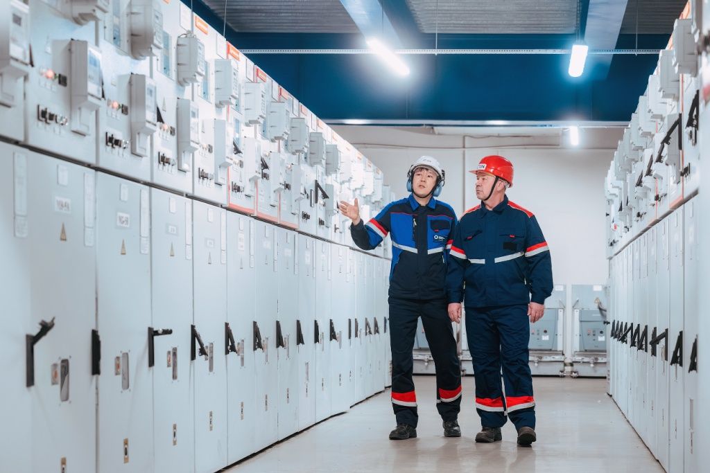 Виктор Ахматов и коллега Евгений Субраков контролируют показатели автоматизированного оборудования турбинного цеха Абаканской ТЭЦ