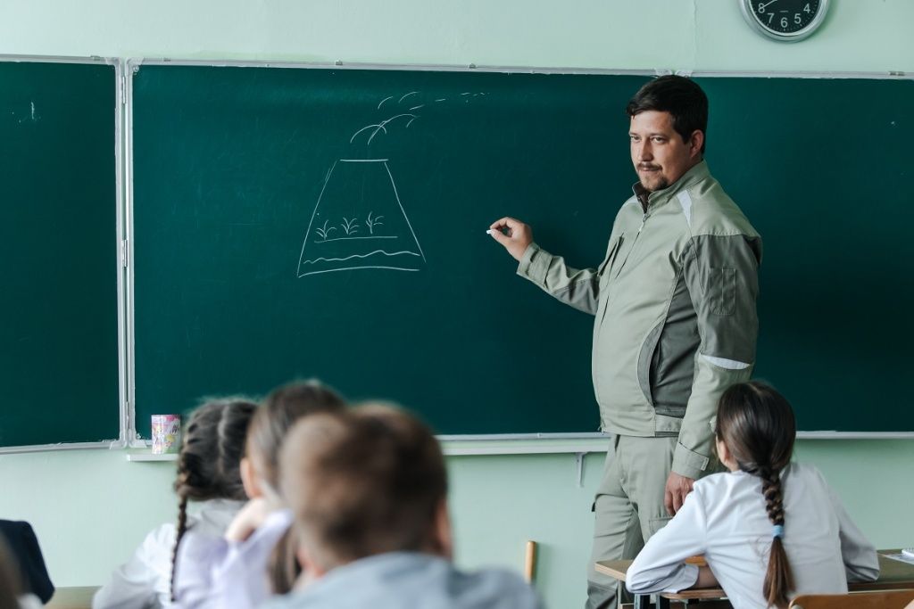 Руководитель направления тепловых сетей Дирекции по производственной безопасности Виталий Аверьянов отвечает на вопросы школьников