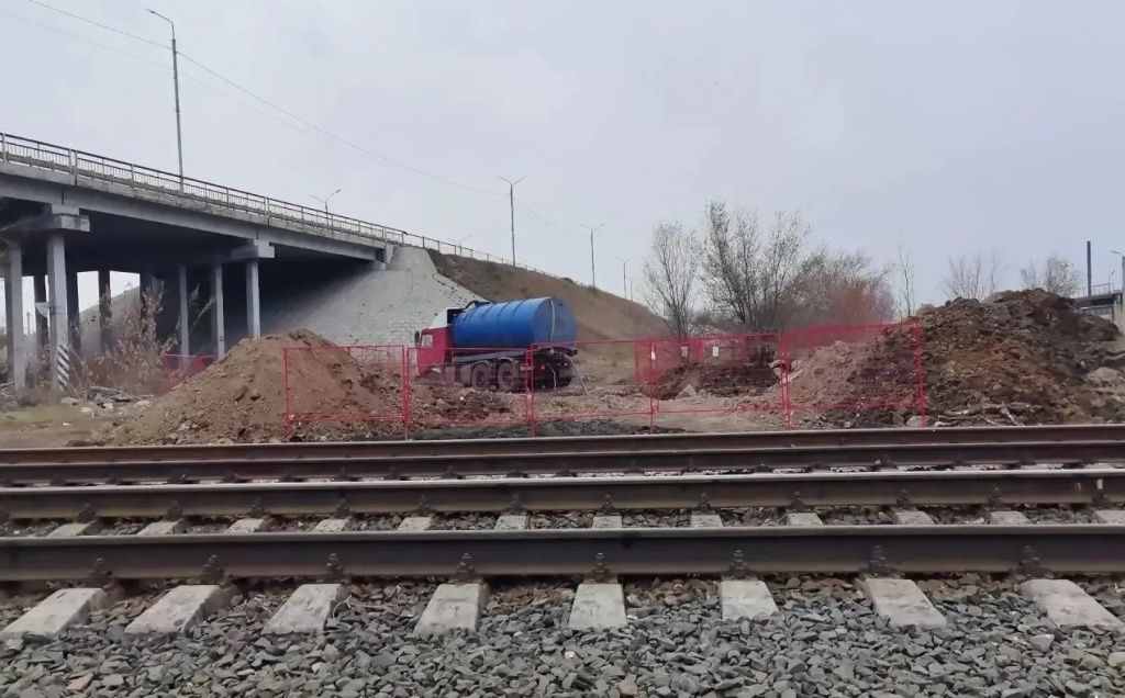 Повреждение произошло на тепловой сети под железнодорожными путями Повреждение произошло на тепловой сети под железнодорожными путями