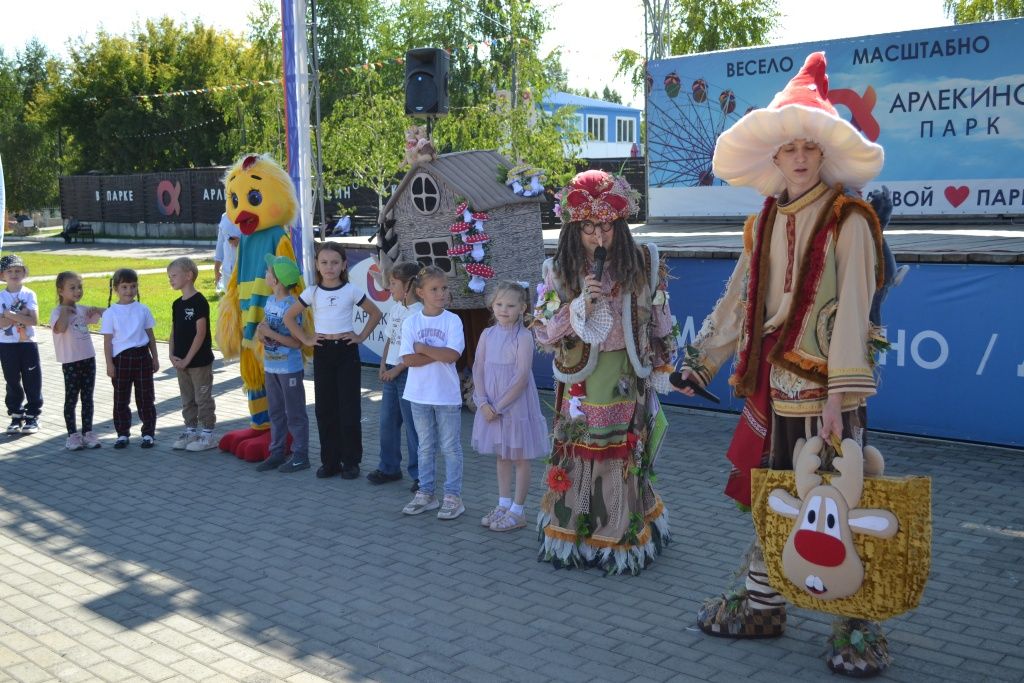 Почти два часа будущих первоклассников развлекали любимые сказочные персонажи 