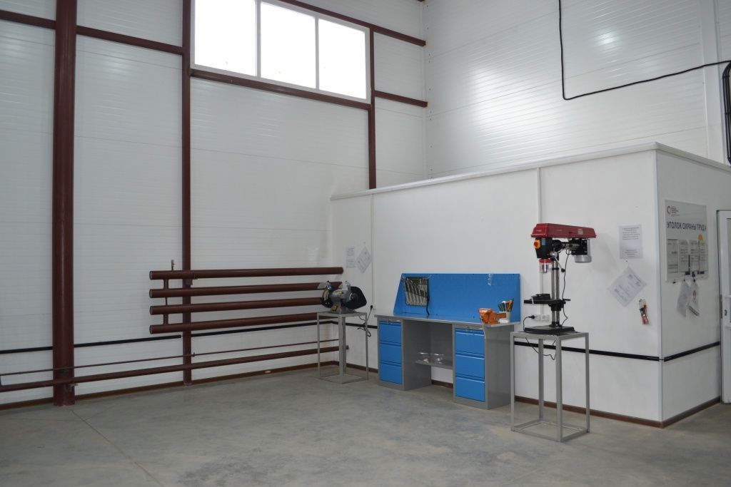 В рабочем помещении установили новый верстак, сверлильный и заточной станки
