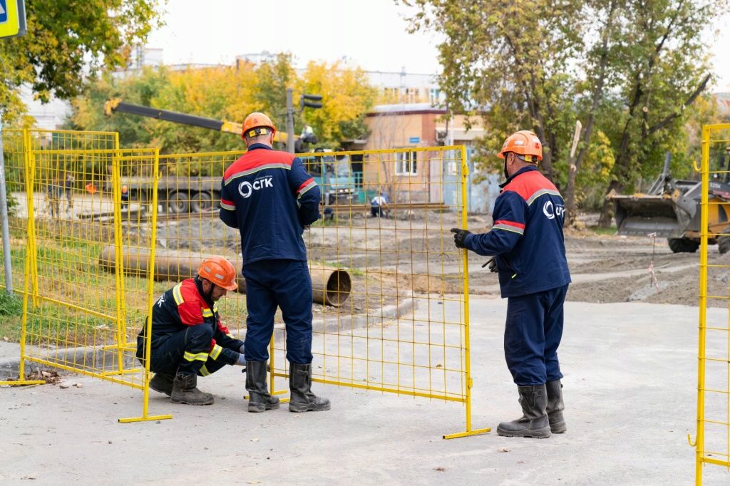 Теплоэнергетики пребывают на место выхода воды и огораживают зону