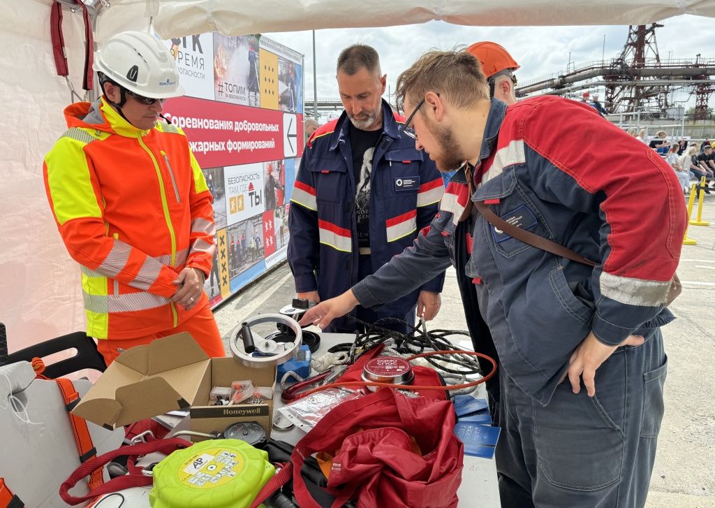 Свои интерактивы и лотереи провели приглашённые поставщики средств индивидуальной защиты. Отличившимся &mdash; подарки. Все желающие смогли примерить СИЗ, которые используют пожарные.
