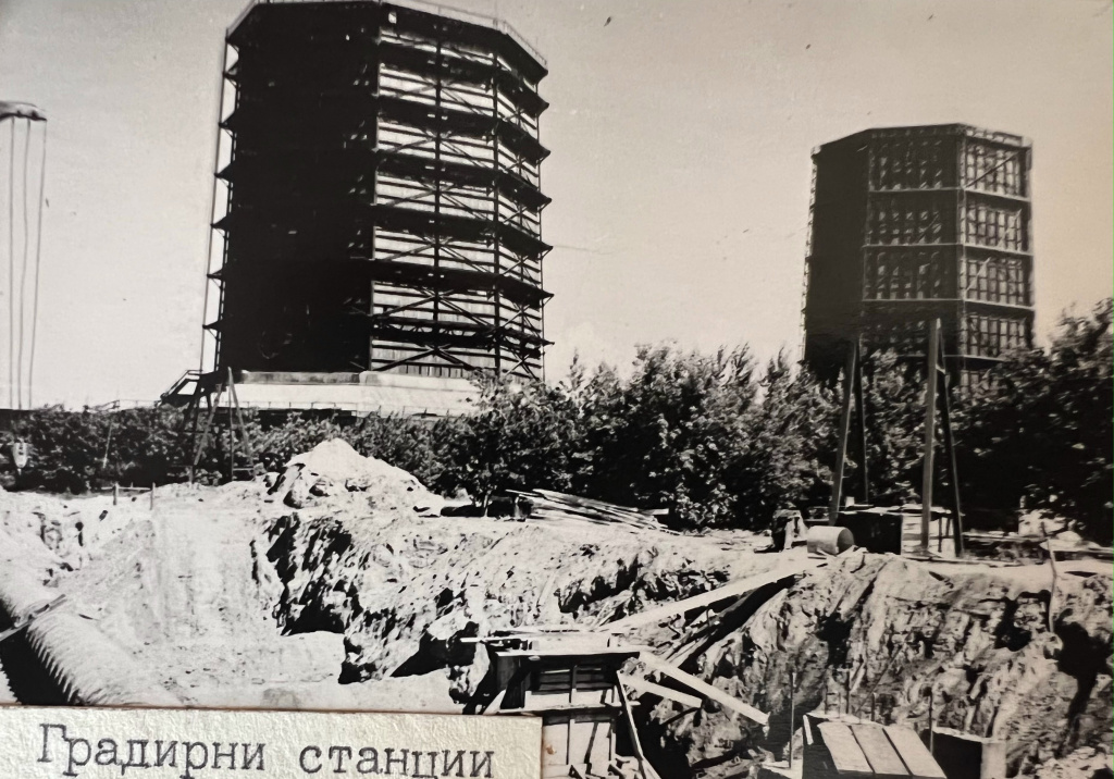 Изначально у Новосибирской ТЭЦ-3 были градирни. В 70-х годах их демонтировали, так как стало возможным охлаждать техническую воду с помощью реки Обь