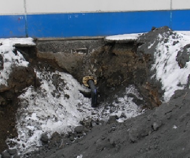 Траншеи с новым водоводом системы пожаротушения на Ново-Кемеровской ТЭЦ засыпались золошлаковыми материалами электростанции