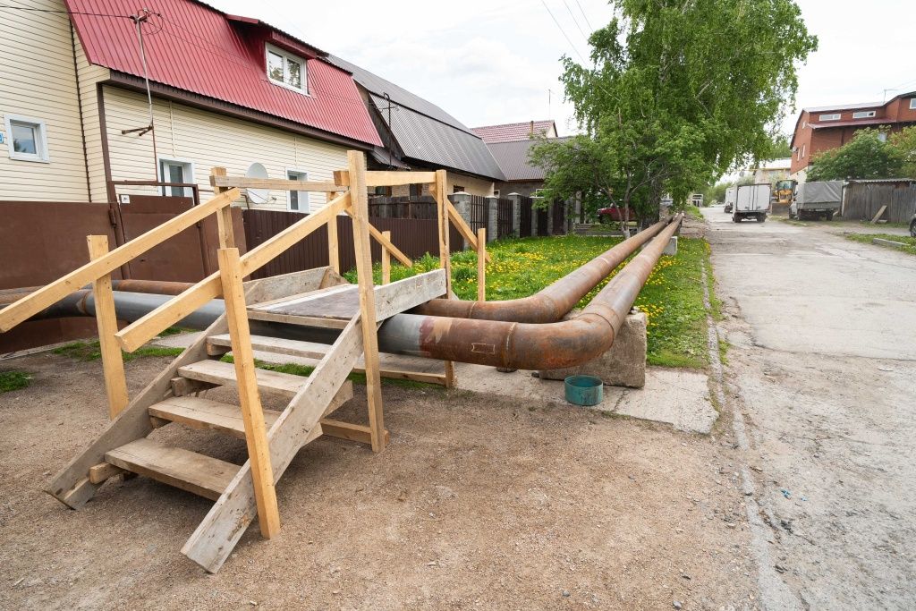 За последние 5 лет на теплосети по ул. Анодной было четыре повреждения с отключениями тепла. На сегодняшний день специалисты смонтировали временные трубопроводы для минимизации отключения потребителей