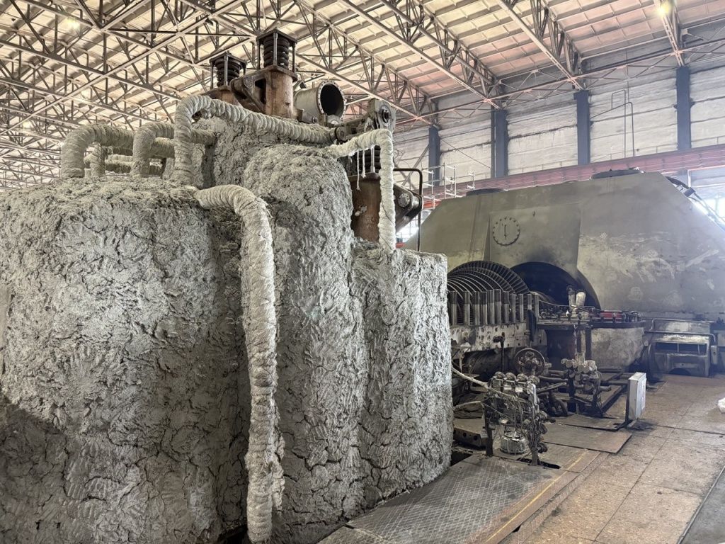 Перед тем, как закрыть металлическим кожухом, на часть высокого давления наносят шамот &mdash; огнеупорную керамическую массу, которая защищает обслуживающий персонал от высоких температур работающего оборудования 