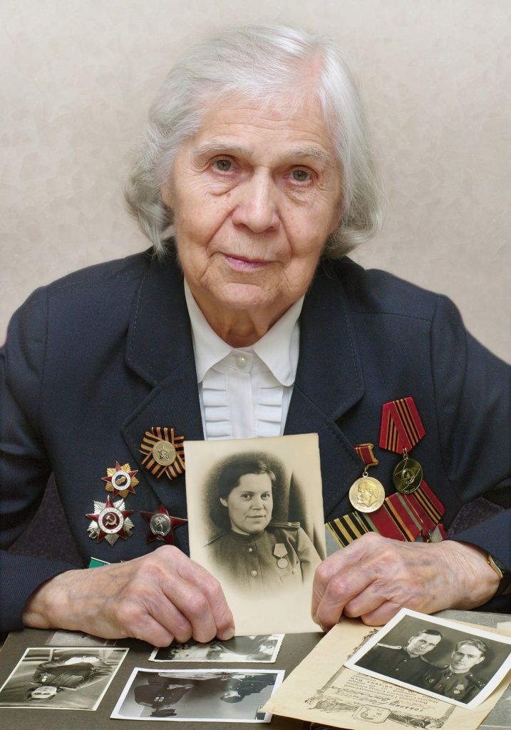 Воспоминания о войне остались с ней навсегда. Лидия Васильевна помнила и бомбёжки, и обстрелы, и ситуации, в которые приходилось попадать. Как, например, однажды во время возвращения с фронта в штаб армии выстрелом убило шофёра машины. Оставив авто на попечении случайно встреченного солдата, она вернулась пешком в часть, чтобы ей дали другого водителя. Солдат честно дождался ее возвращения. Убитого товарища потом с почестями похоронили недалеко от штаба