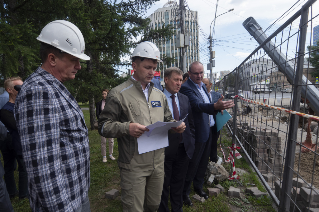Глава департамента ЖКХ Дмитрий Перязев активно участвовал в обсуждении ремонтной программы.