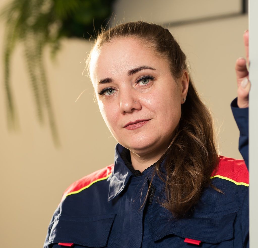 Несмотря на непростую работу, женщина всегда остается женщиной. Красивой и нежной