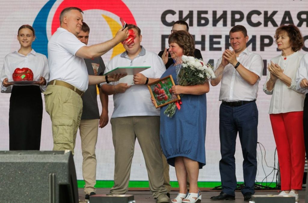 Самый главный и ответственный момент дня - вручение ключей победительнице