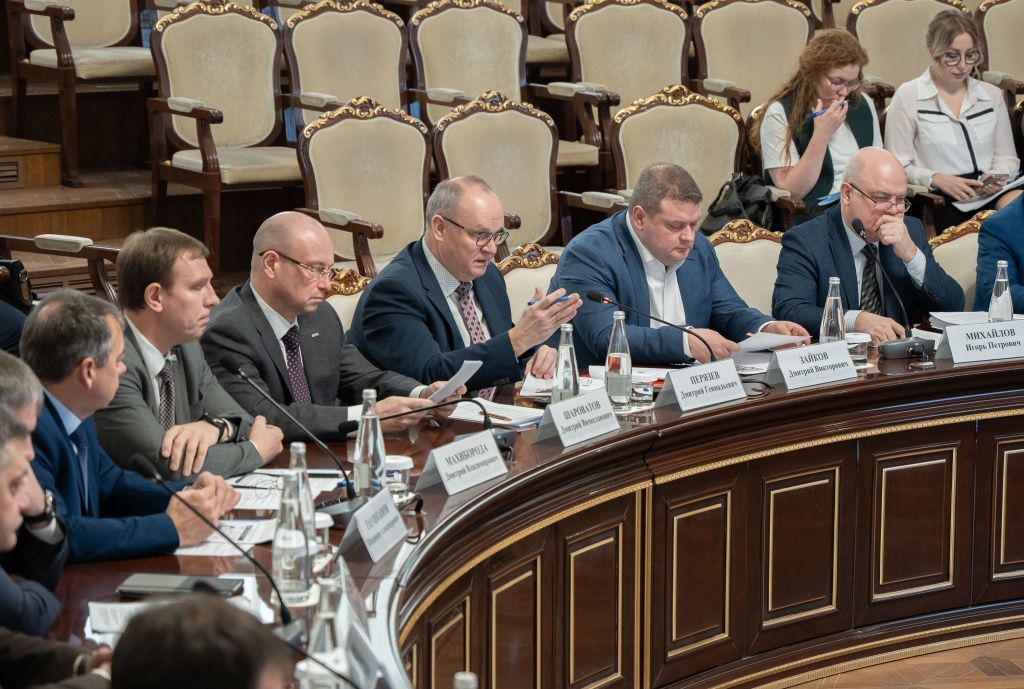 На фото в центре &mdash; Дмитрий Перязев