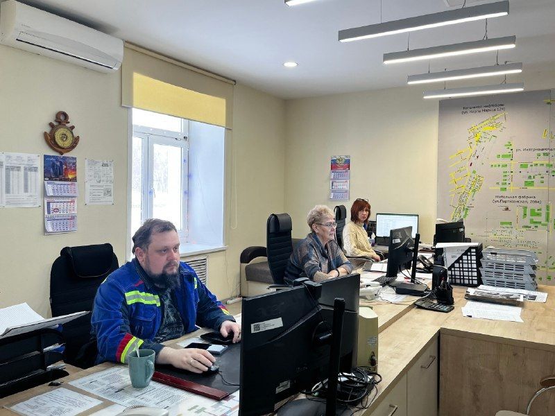 Диспетчеры принимают обращения и звонки от потребителей, управляют аварийными бригадами, координируют действия в случае выявления повреждения