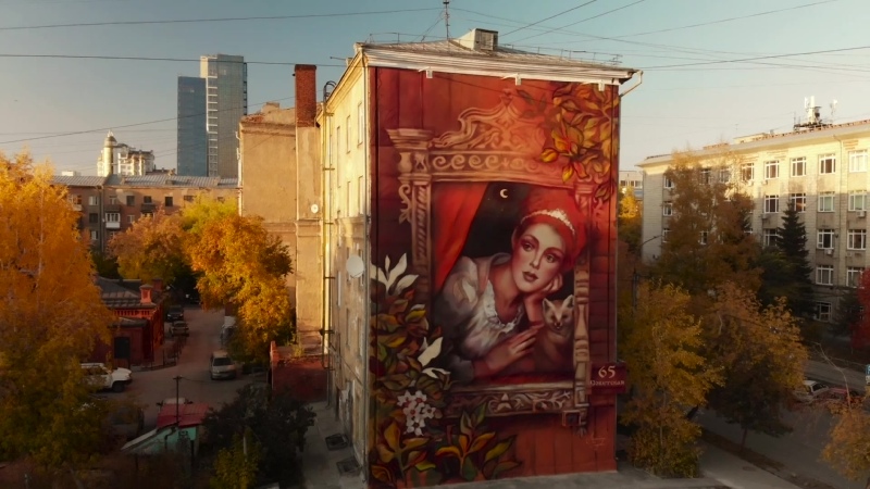 Дама с собольком Марины Ягода на торце жилого дома по ул. Советская, 65 в Новосибирске