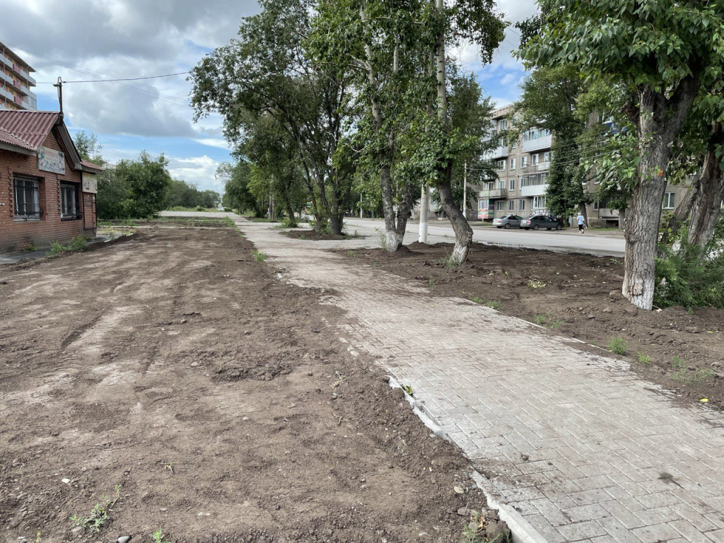 На Калинина,26 городская администрация завезла плодородный грунт, чтобы территория после проведения капитальных ремонтов была эстетичной и ухоженной