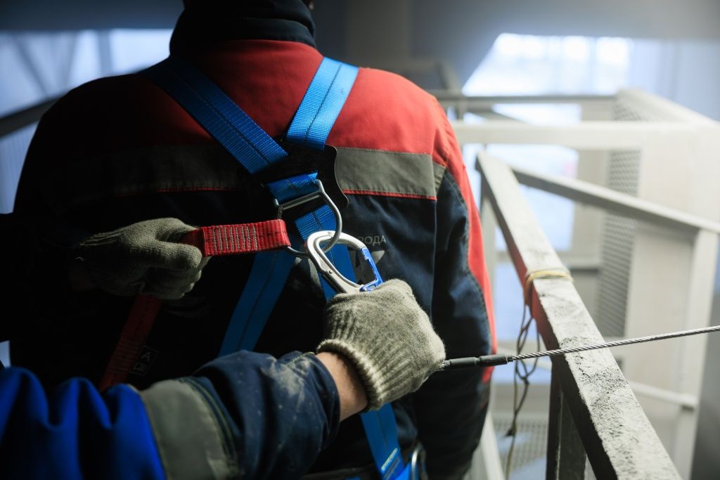 Страховочная привязь может иметь точки крепления как на спине, так и на груди для удобства и большей уверенности сотрудника в своей безопасности